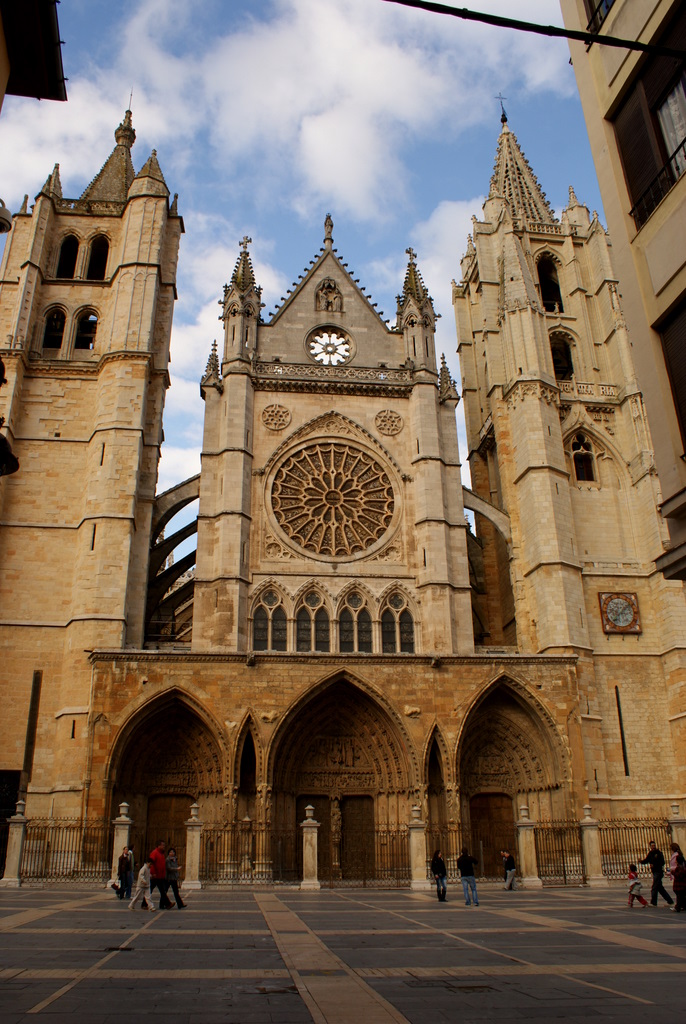 Catedral Gótica de León al atardecer, con sus famosas vidrieras iluminadas