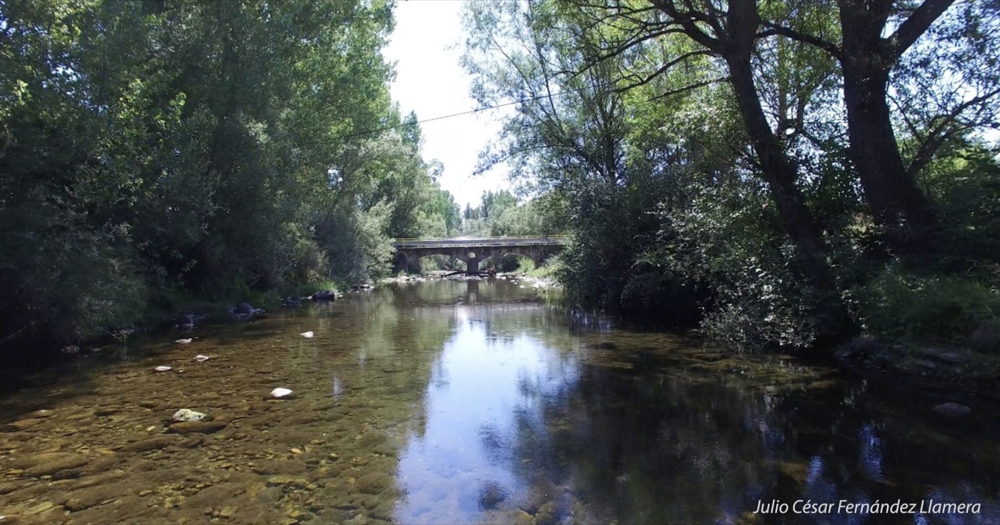 Río Curueño a su paso por la montaña leonesa, entorno natural donde La Mata de Curueño ha instalado su banco del beso junto a la zona de baño
