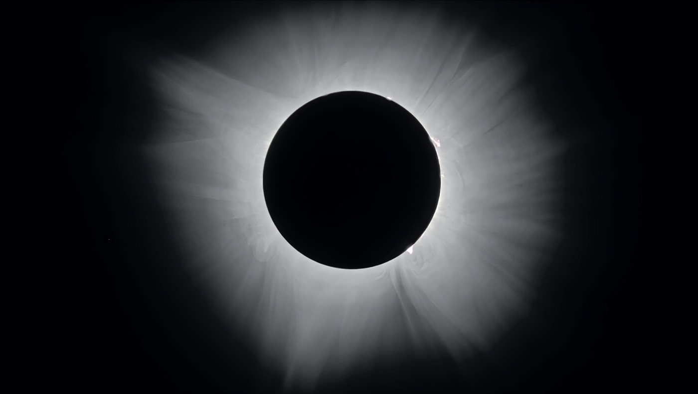 Corona solar durante un eclipse total de sol, fenómeno astronómico esperado en León el 12 de agosto de 2026