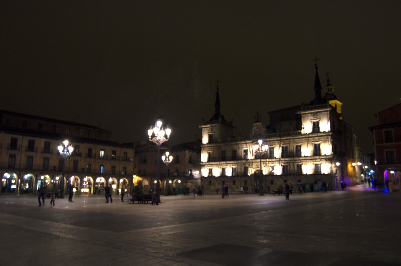 Plaza Mayor de León de noche durante las Fiestas de San Juan y San Pedro 2026, escenario de conciertos y celebraciones