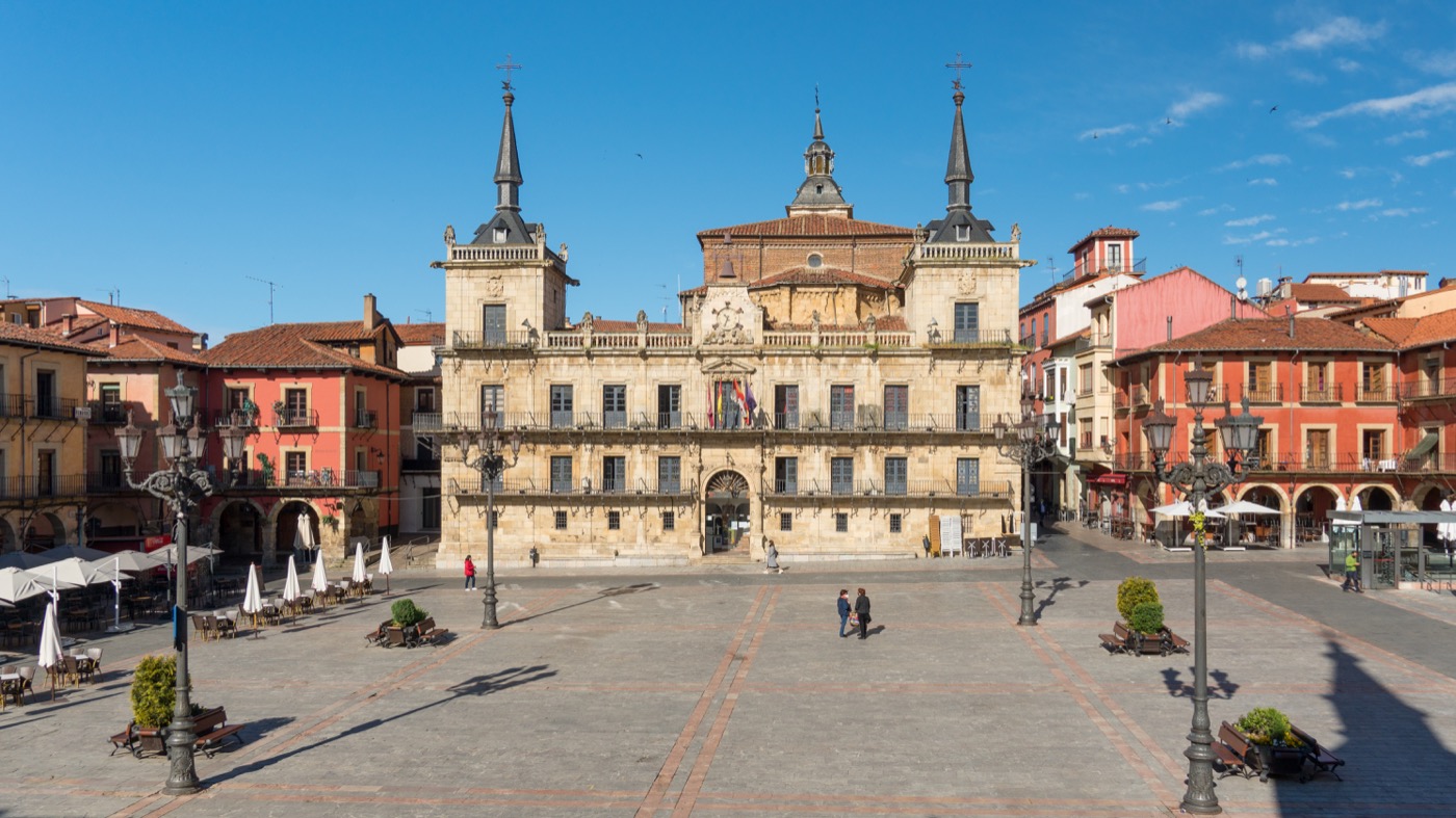 Plaza Mayor de León en las Fiestas de San Juan y San Pedro 2026, escenario del concierto de Revólver