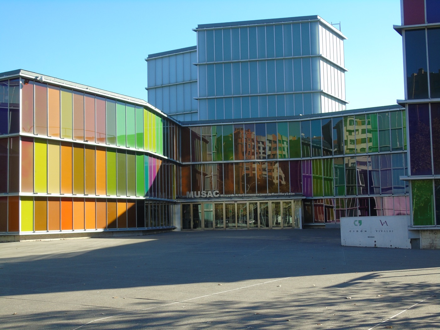Fachada del MUSAC, Museo de Arte Contemporáneo de Castilla y León, con sus características vidrieras de colores en León