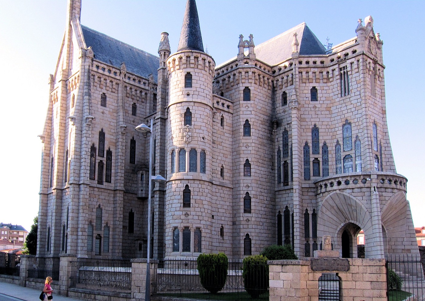 Fachada neogótica del Palacio Episcopal de Gaudí en Astorga, León, con sus torres características y detalles en granito blanco