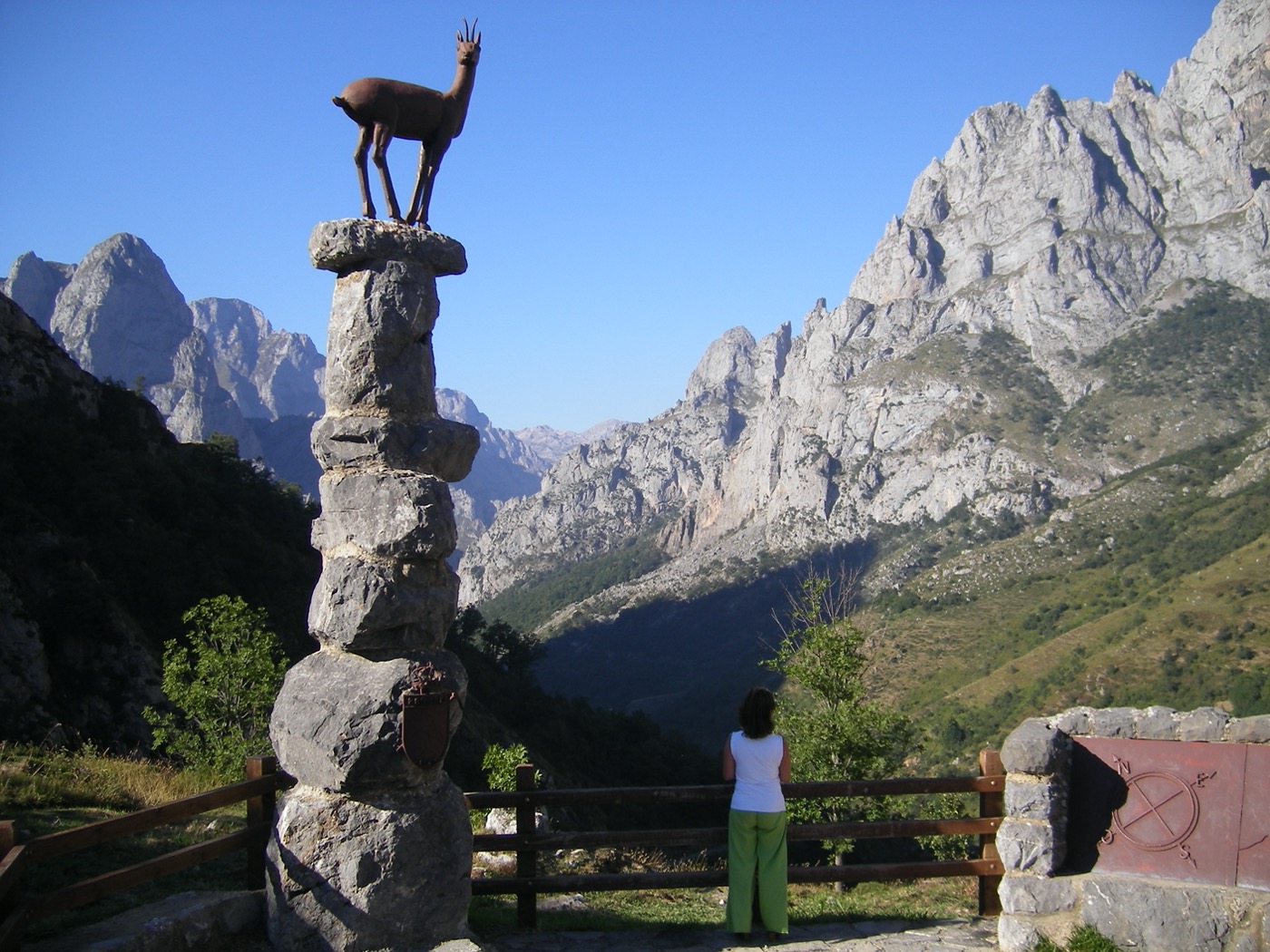 Garganta del Cares en los Picos de Europa, León, con senderistas en la ruta más popular del parque nacional