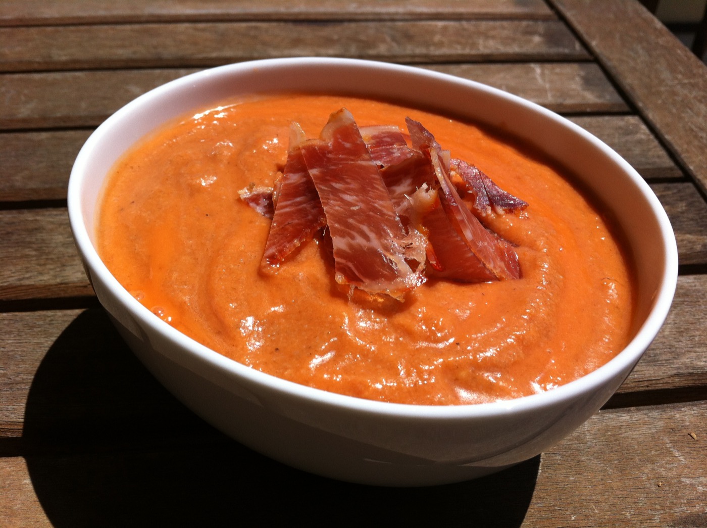 Salmorejo, reinterpretado en León con cecina y huevo de codorniz