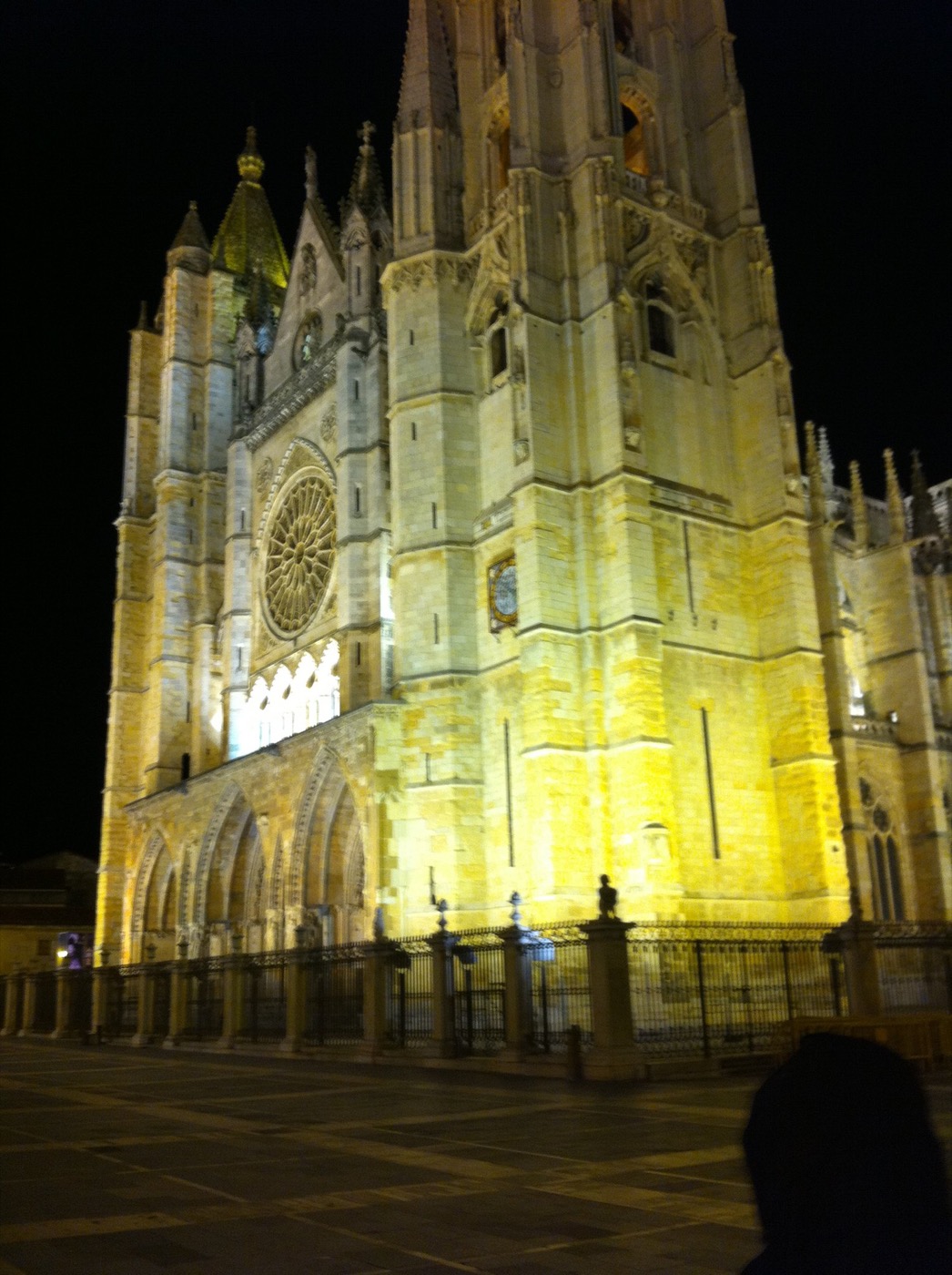 Noche de San Juan en León, celebración junto al río Bernesga con la hoguera dedicada a Urraca I de León
